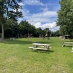 Bolzplatz mit Picknicktische