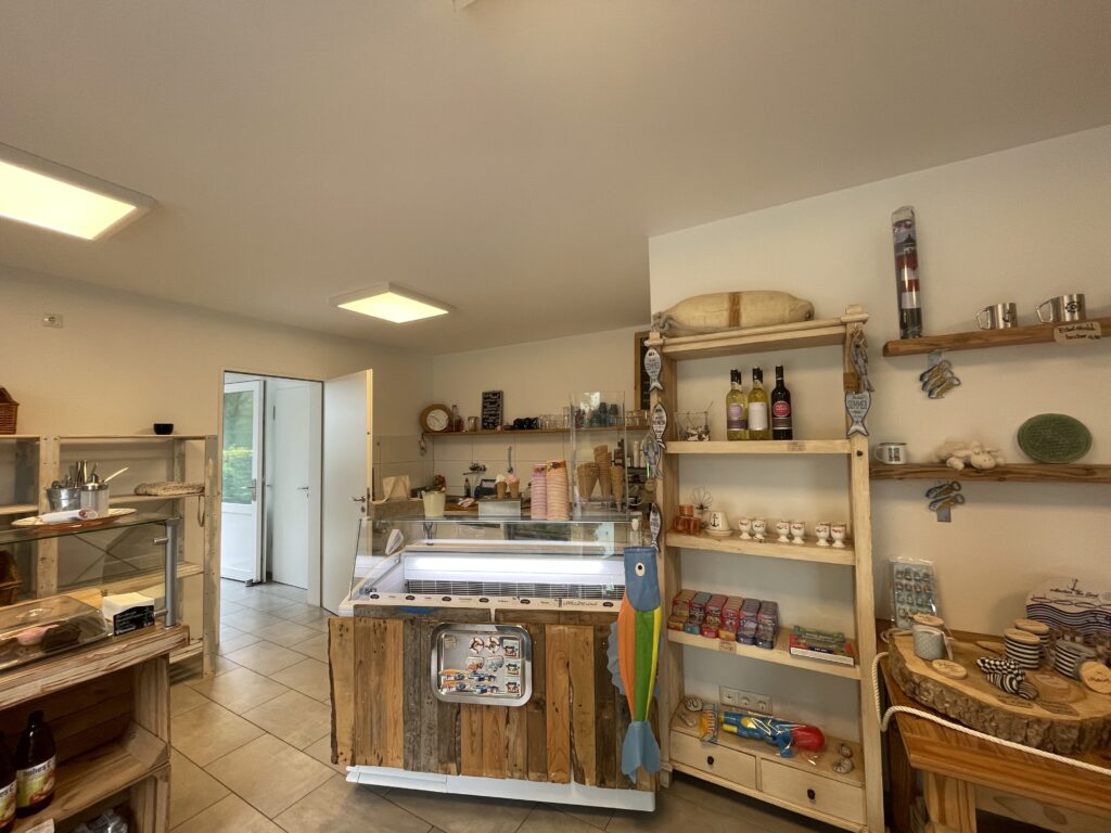 kleiner Laden - Blick auf Eis